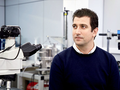 El científico del ICMol Gonzalo Abellán, Premio Jóvenes Investigadores de la ...