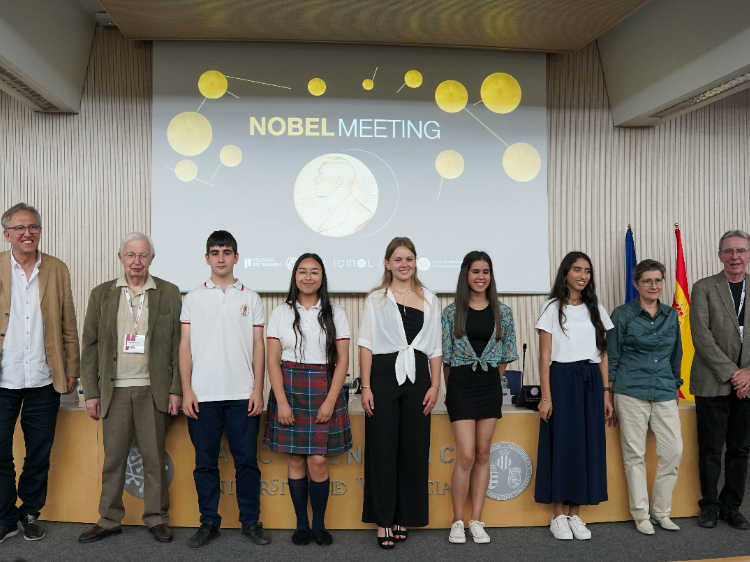 Las estudiantes Ikhlas Mansouri y Nadia Júlia Rosada reciben de los Nobel su pr...